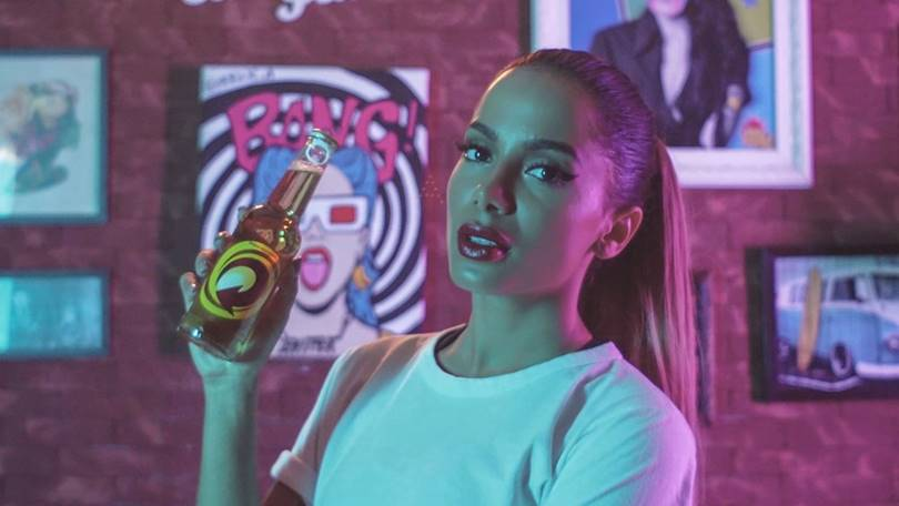 Aos 25 anos, Anitta ganha 'maioridade' para anunciar cerveja e vira embaixadora da Skol